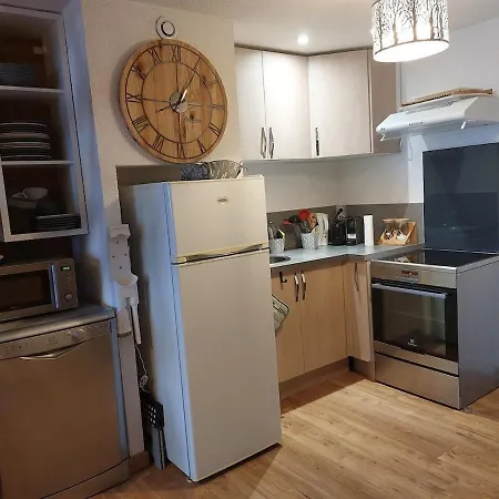 Beautiful 42m2 Appartement, Quiet, Free Covered Parking Apartamento *